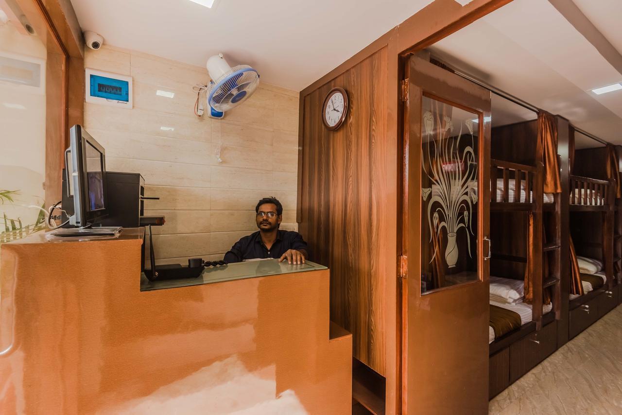 Awesome Dormitory - Men Only Mumbai Bagian luar foto
