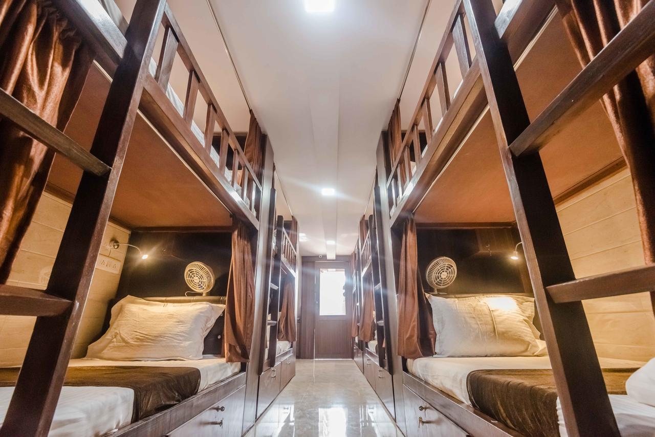 Awesome Dormitory - Men Only Mumbai Bagian luar foto