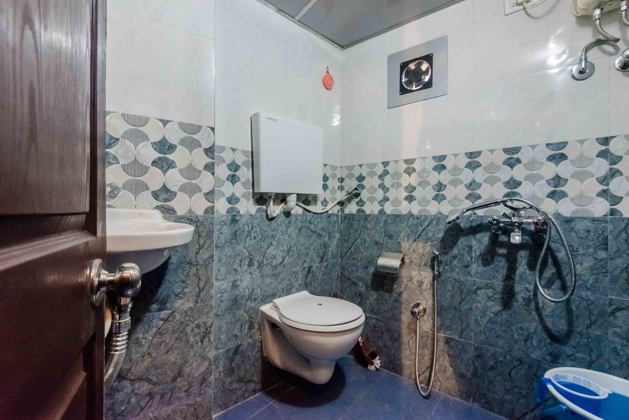 Awesome Dormitory - Men Only Mumbai Bagian luar foto