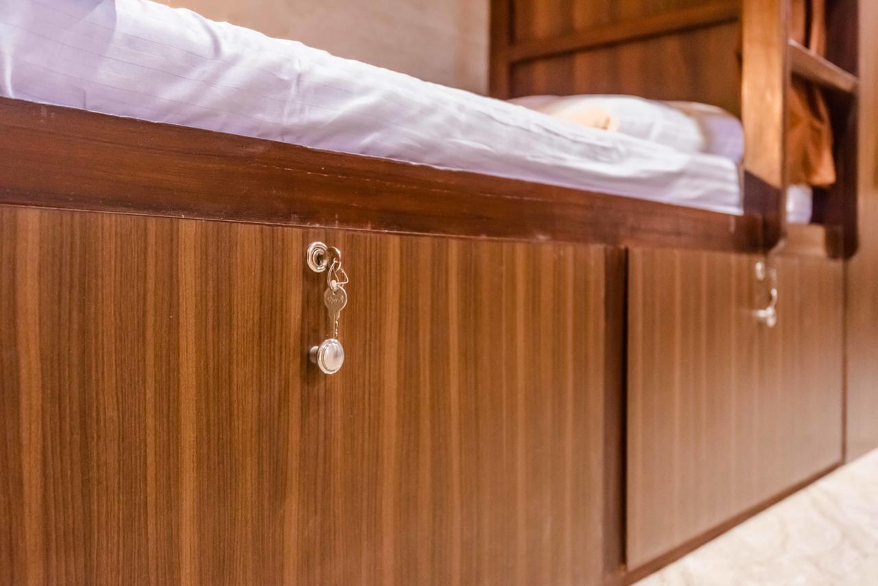 Awesome Dormitory - Men Only Mumbai Bagian luar foto