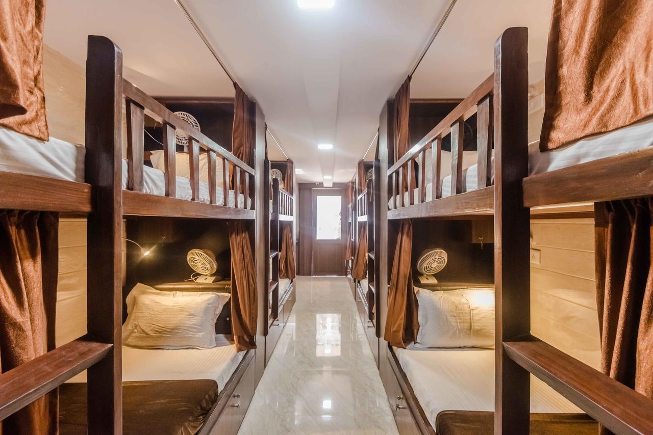 Awesome Dormitory - Men Only Mumbai Bagian luar foto