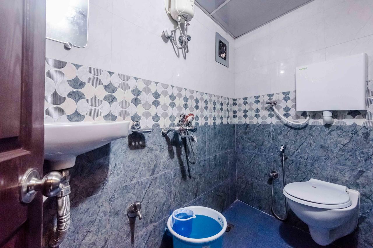 Awesome Dormitory - Men Only Mumbai Bagian luar foto