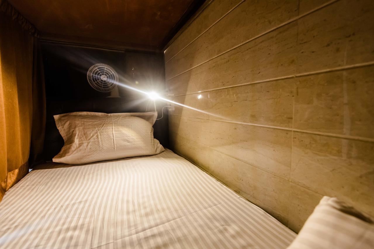 Awesome Dormitory - Men Only Mumbai Bagian luar foto
