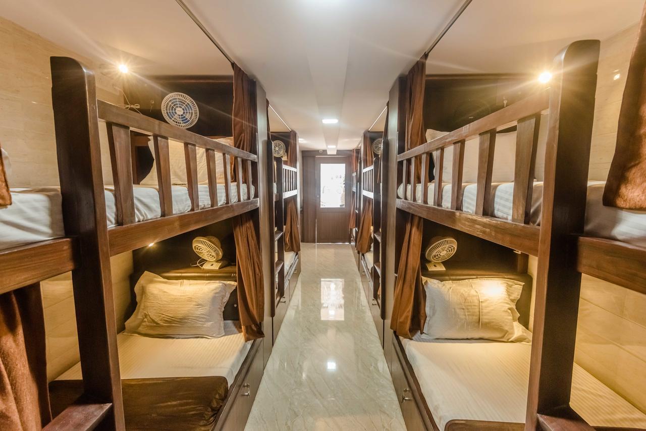 Awesome Dormitory - Men Only Mumbai Bagian luar foto