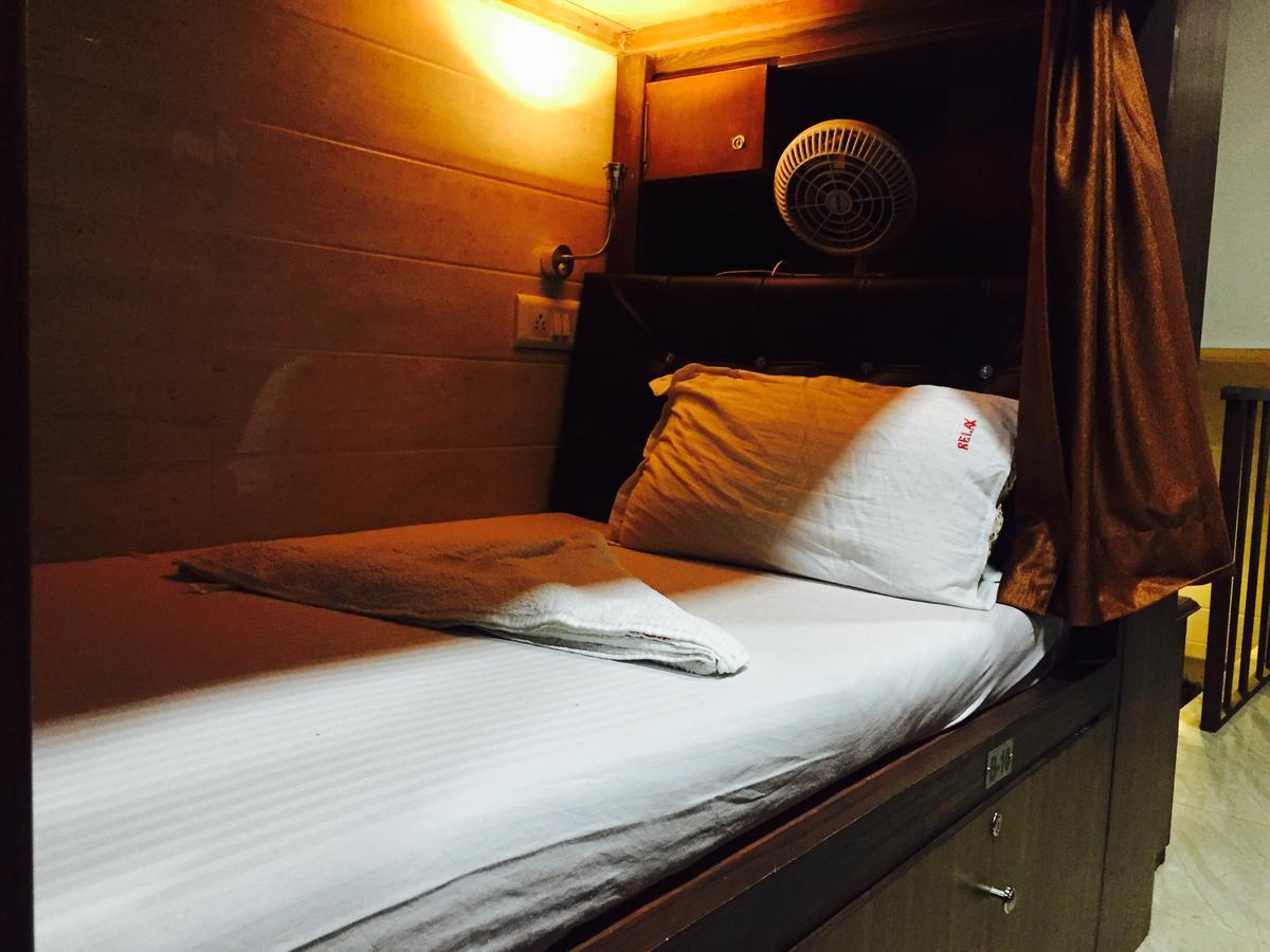 Awesome Dormitory - Men Only Mumbai Bagian luar foto